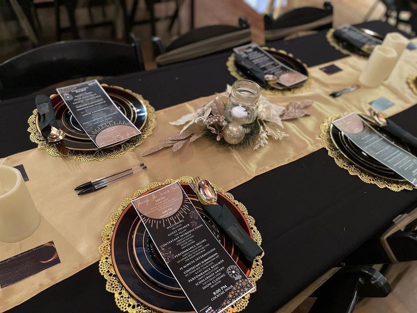Gala table with gold chargers